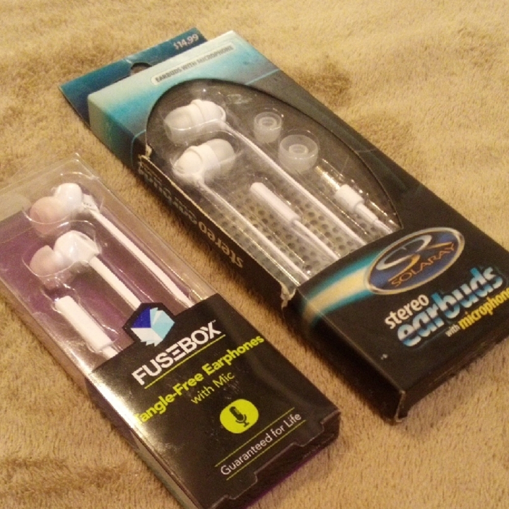 LARA White Earbud Headphones with Mic - Picture 4 of 8